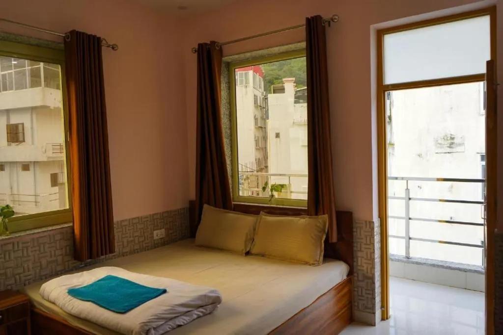 Shanti Hostel And Garden Cafe Rishīkesh Extérieur photo